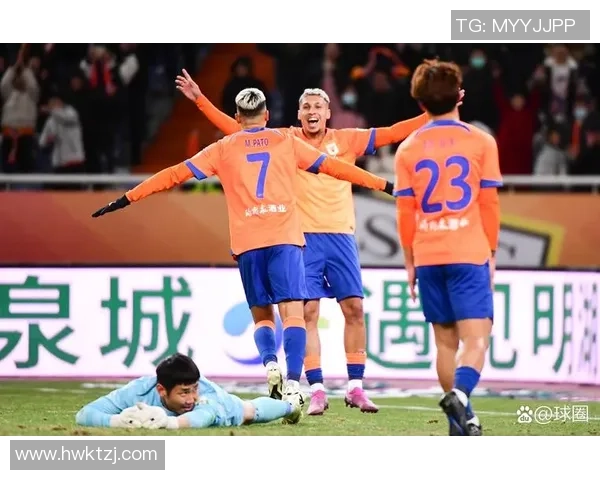 亚洲足球明星齐聚一堂激烈对抗展现精彩比赛瞬间 亚洲足球明星齐聚一堂激烈对抗展现精彩比赛瞬间